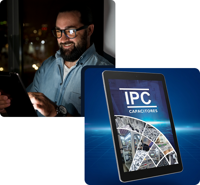 catálogo de capacitores: imagem de um homem utilizando o celular